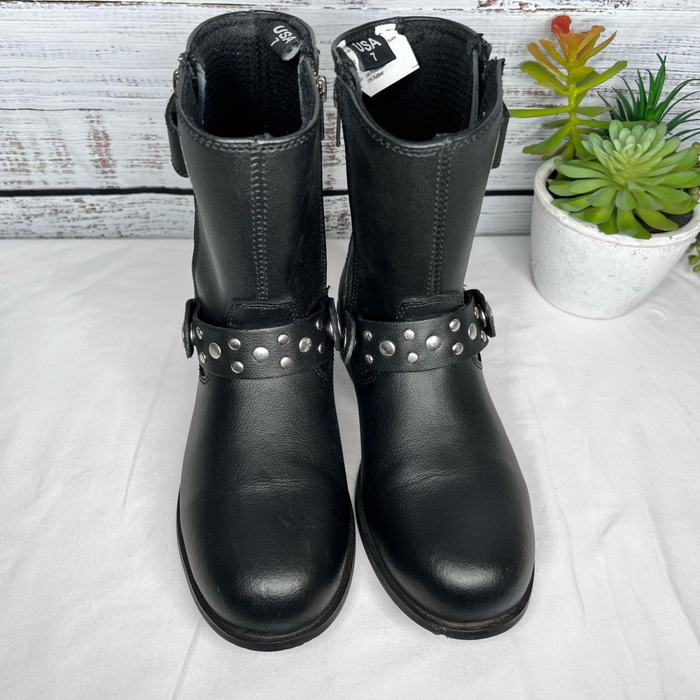 Women black Bilt Scarlet boots.